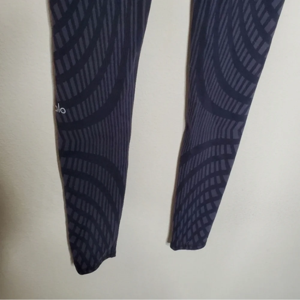Alo Yoga Black & Gray Arch Graphic Print Tight Leggings